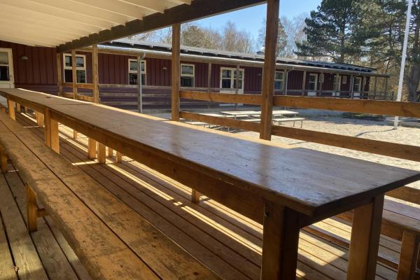 Hyggelig pergola med mulighed for spisning i det fri