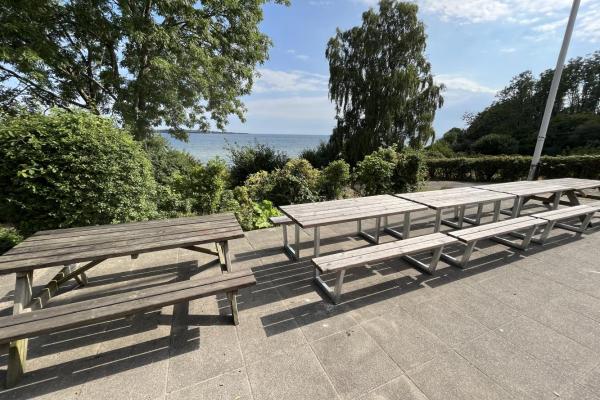 Borde bænkeplads foran kolonien