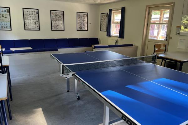 Elevstue med bordtennisbord