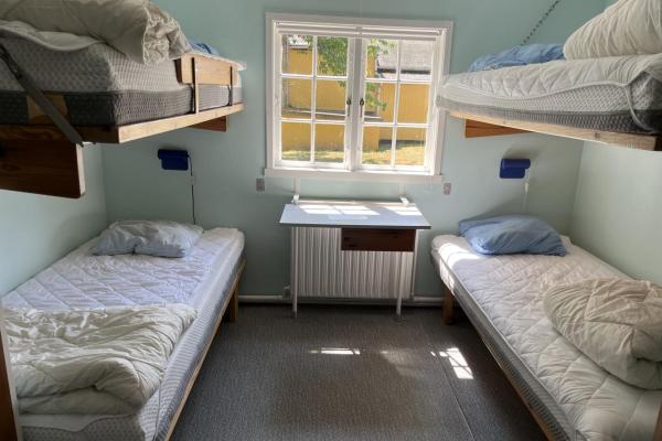 Halleklippen lederbarak værelser