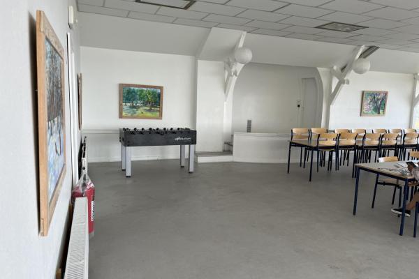Halleklippens spisesal med bordfodbold og mini-scene.