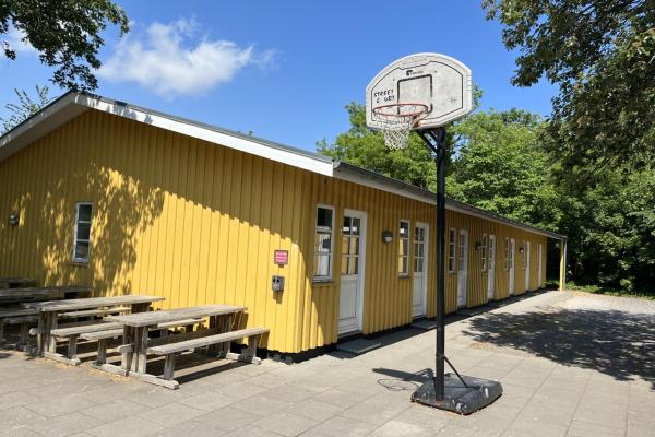 Halleklippen elevbarak med basket