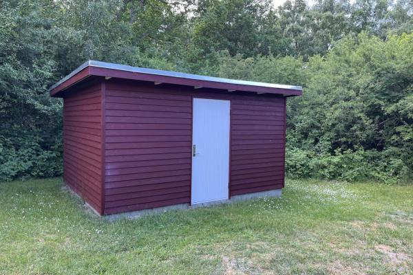 Skur med legeting til lejrskoler