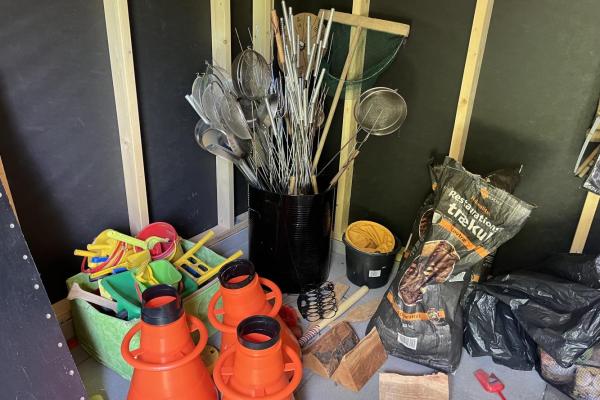 Natur/teknologi og bålrekvisitter i skur til lejrskoler