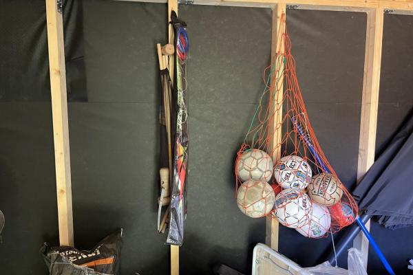 Bolde og legeting i skur til lejrskoler