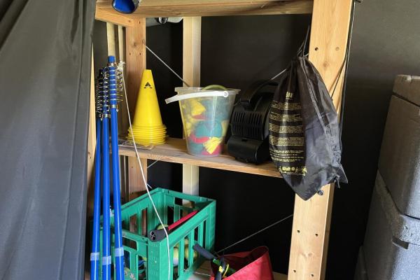 Stangtennis og legeting i skur til lejrskoler