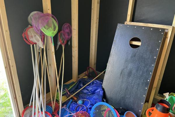 Fiskenet og legeting i skur til lejrskoler