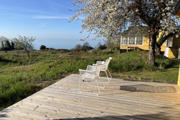 Lederbarakken med udsigt fra terrassen