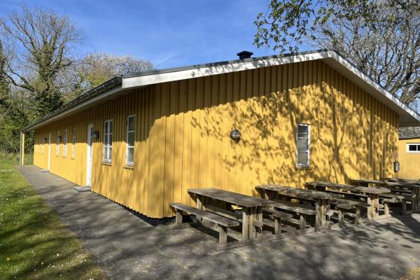 Elevbarakken med borde/bænksæt