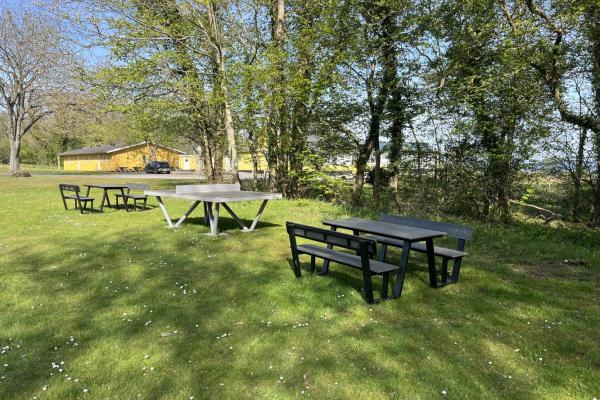 Borde/bænksæt og udendørs bordtennis ved boldbanen